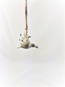 Glas Möwe flegend mit Fisch im Mund